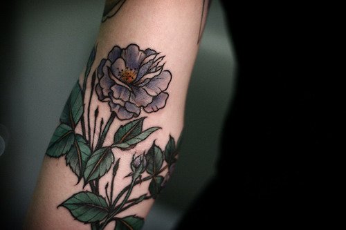 Tatuaje rosa silvestre morada