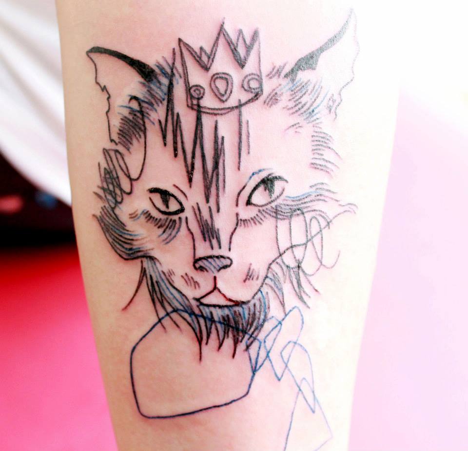 Tatuaje de gato con corona