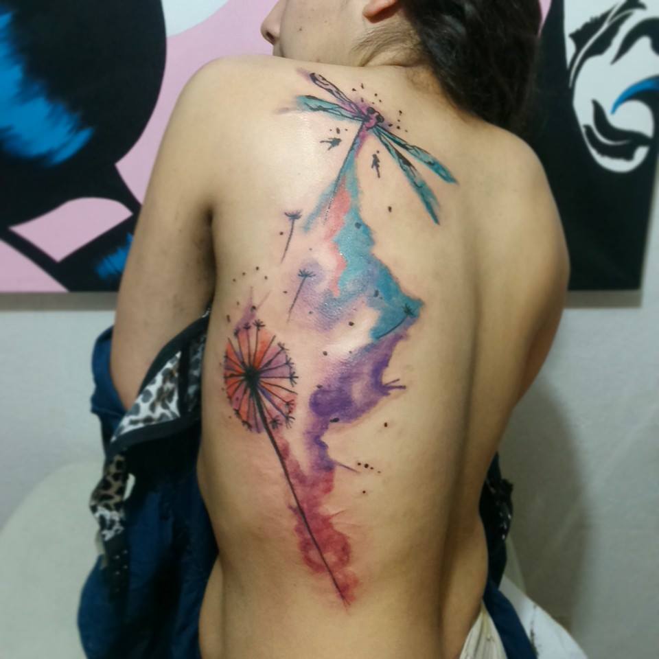 Tatuaje libélula multicolor en la espalda