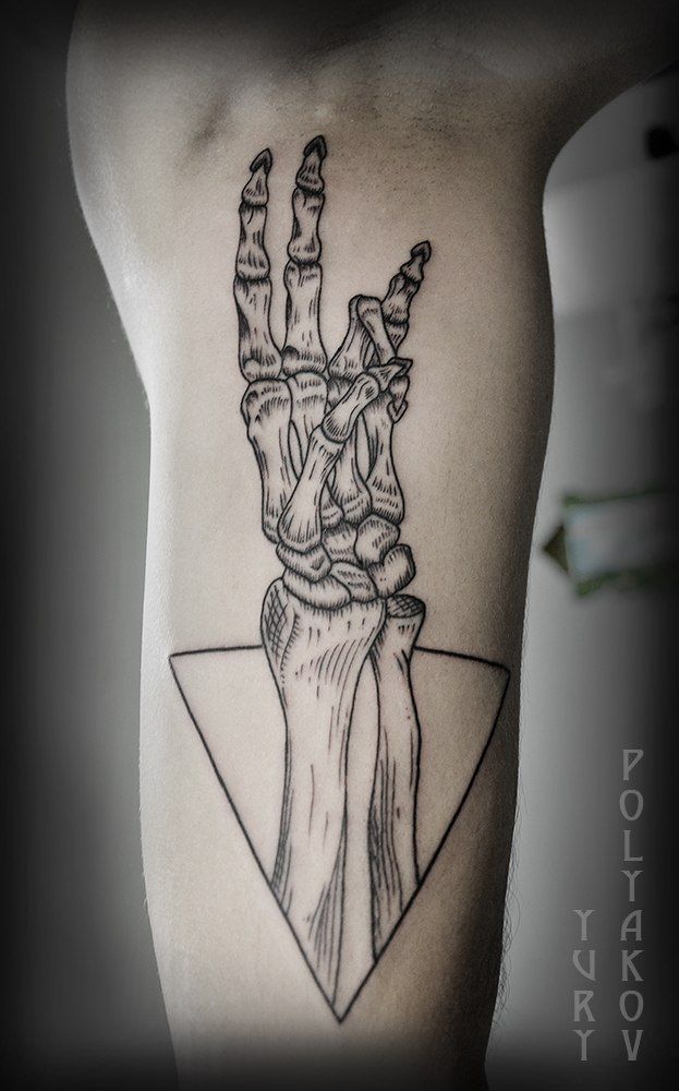 Tatuaje mano huesuda