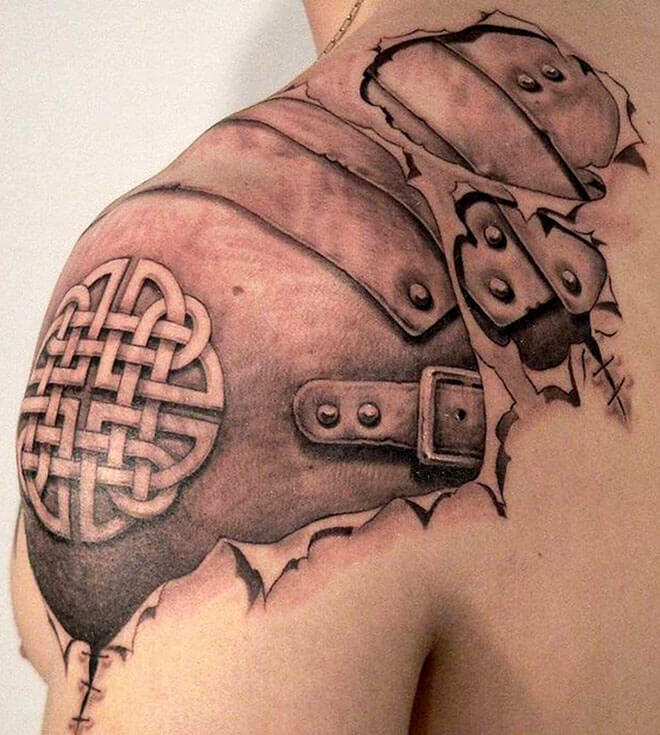 Tatuaje armadura en el hombro