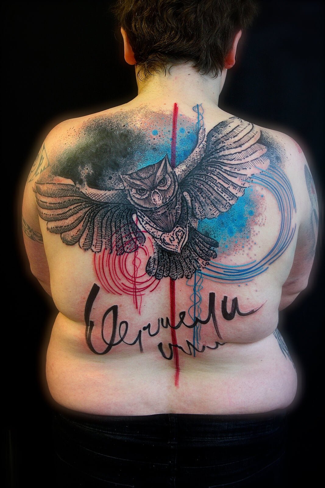 Tatuaje buho en la espalda