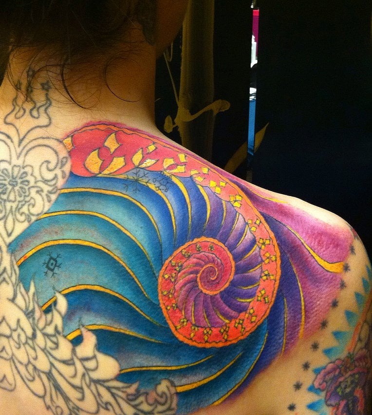 Tatuaje caracola de colores