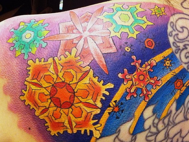 Tatuaje copos de nieve de colores