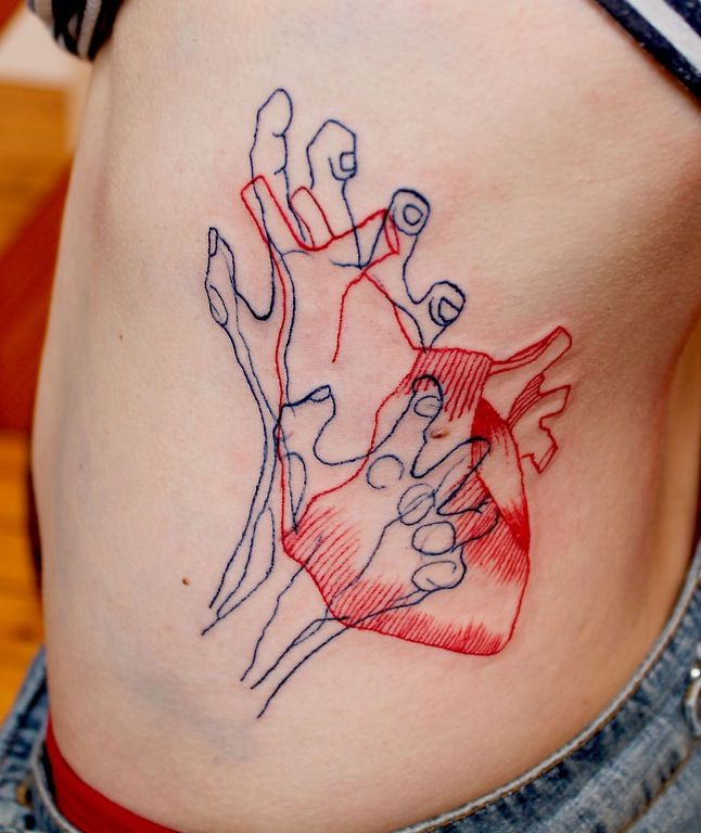 Tatuaje corazón en el abdomen
