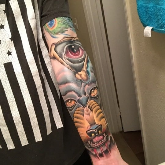 Tatuaje de lobo en el brazo