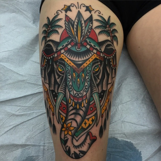 Tatuaje elefante hindú en la pierna