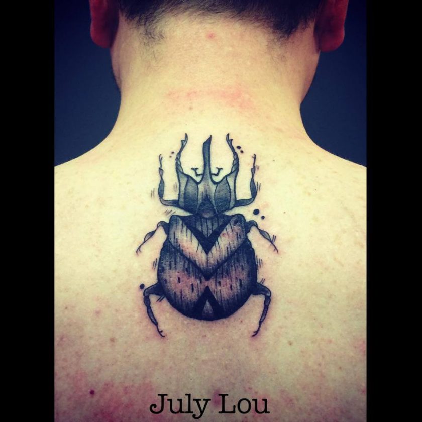Tatuaje escarabajo en la espalda