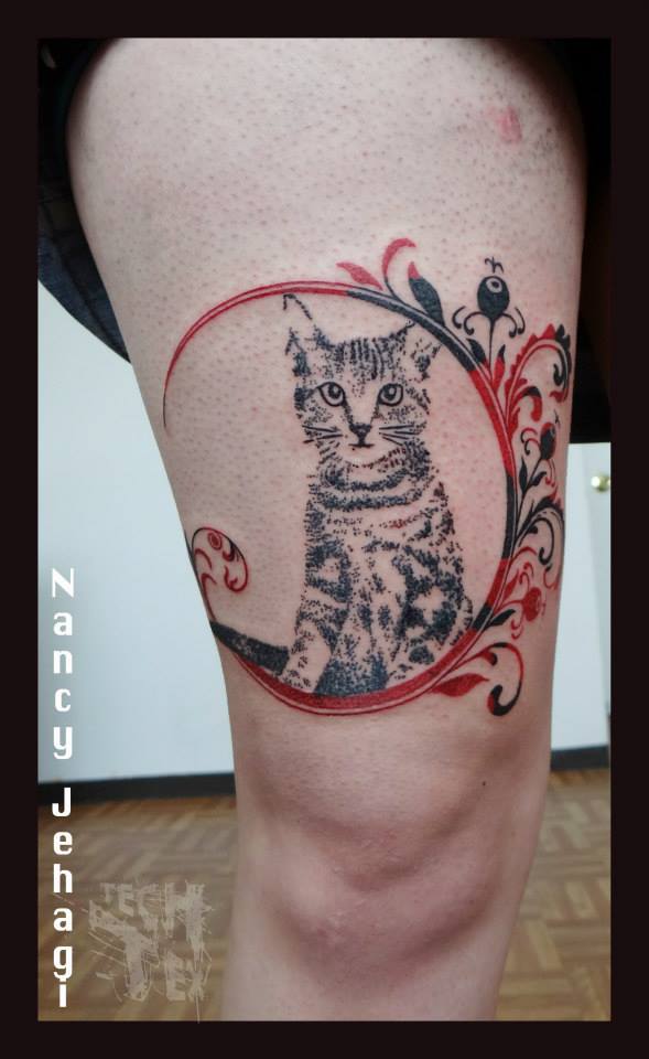 Tatuaje gatito en la pierna