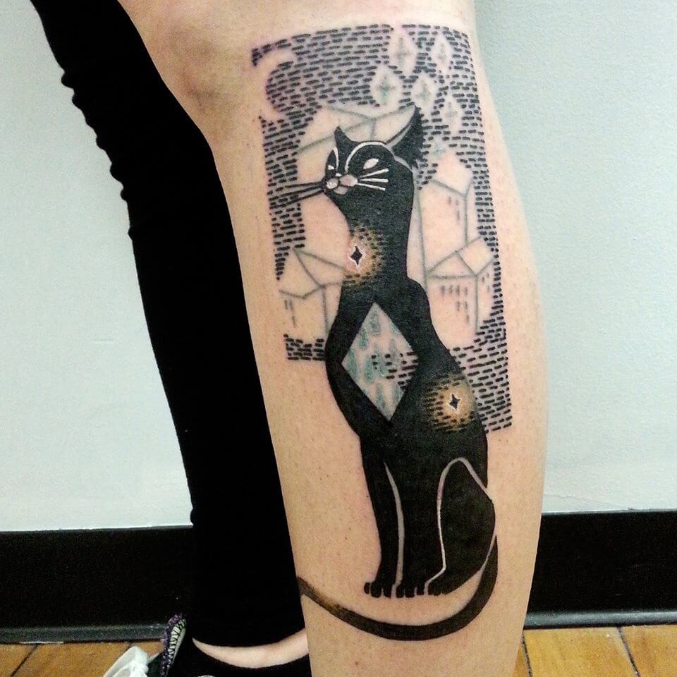 Tatuaje gato negro en la pierna