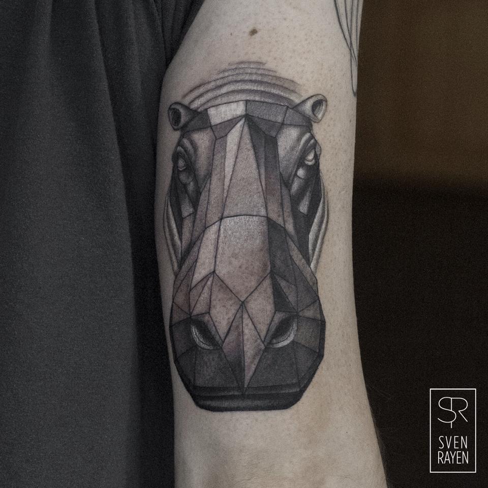 Tatuaje hipopótamo saliendo del agua