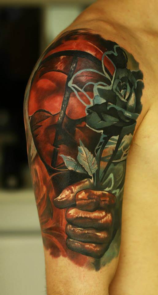 Tatuaje humanoide con flores