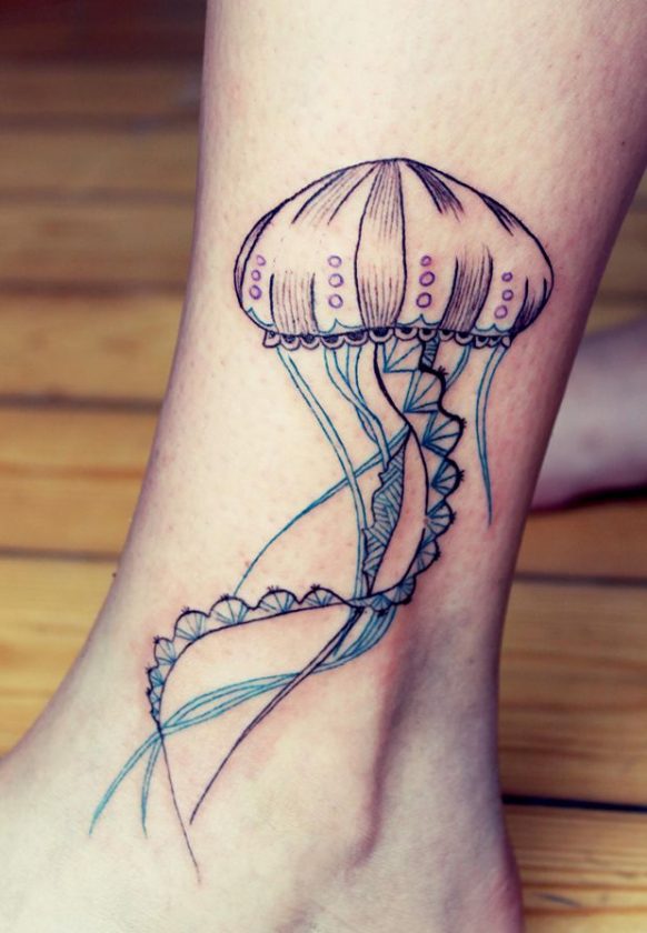 Tatuaje medusa en la pierna