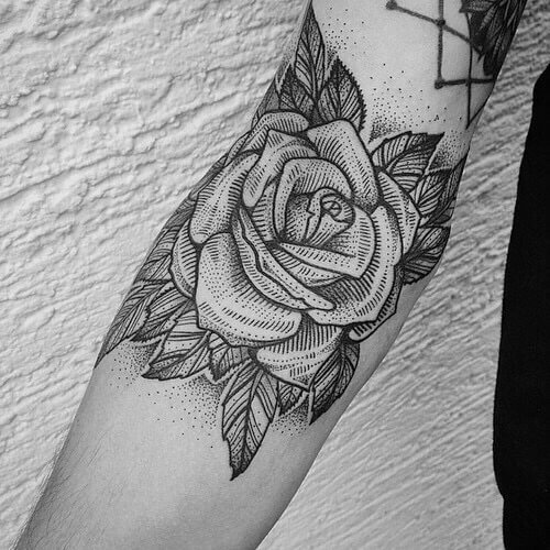 Tatuaje rosa en blanco y negro