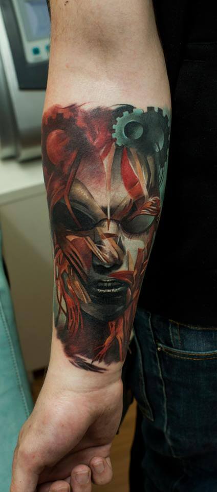 Tatuaje rostro humano en el brazo