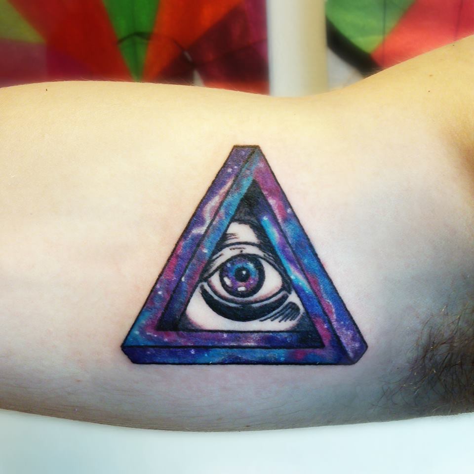 Tatuaje triángulo en el brazo