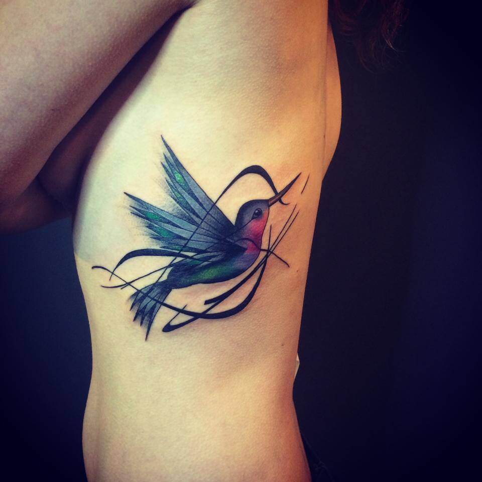 Tatuaje colibrí en el abdomen