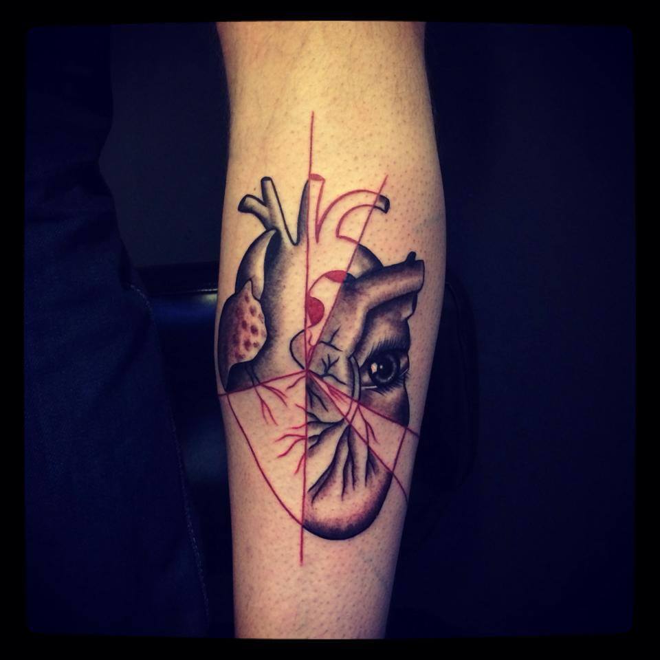 Tatuaje corazón en el brazo