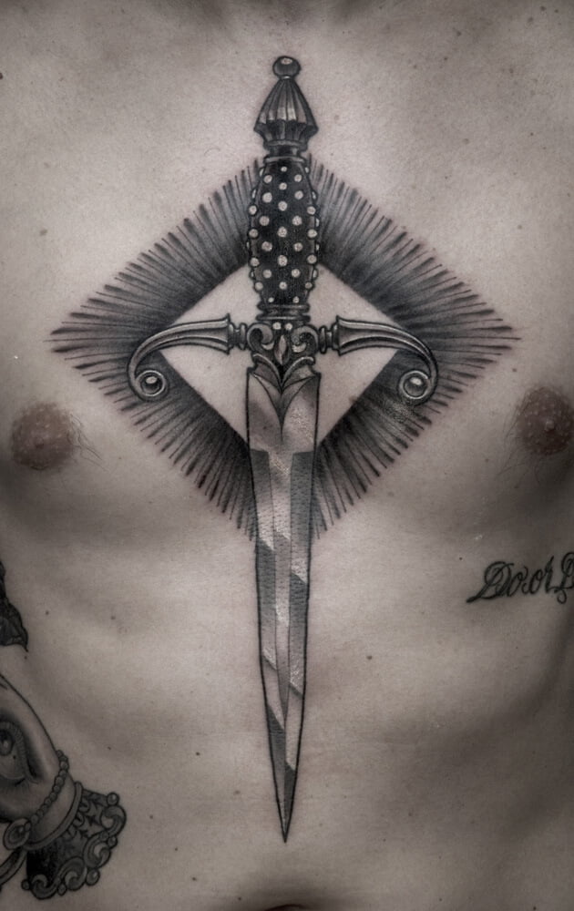 Tatuaje daga en blanco y negro