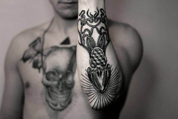 Tatuaje de calamar en antebrazo