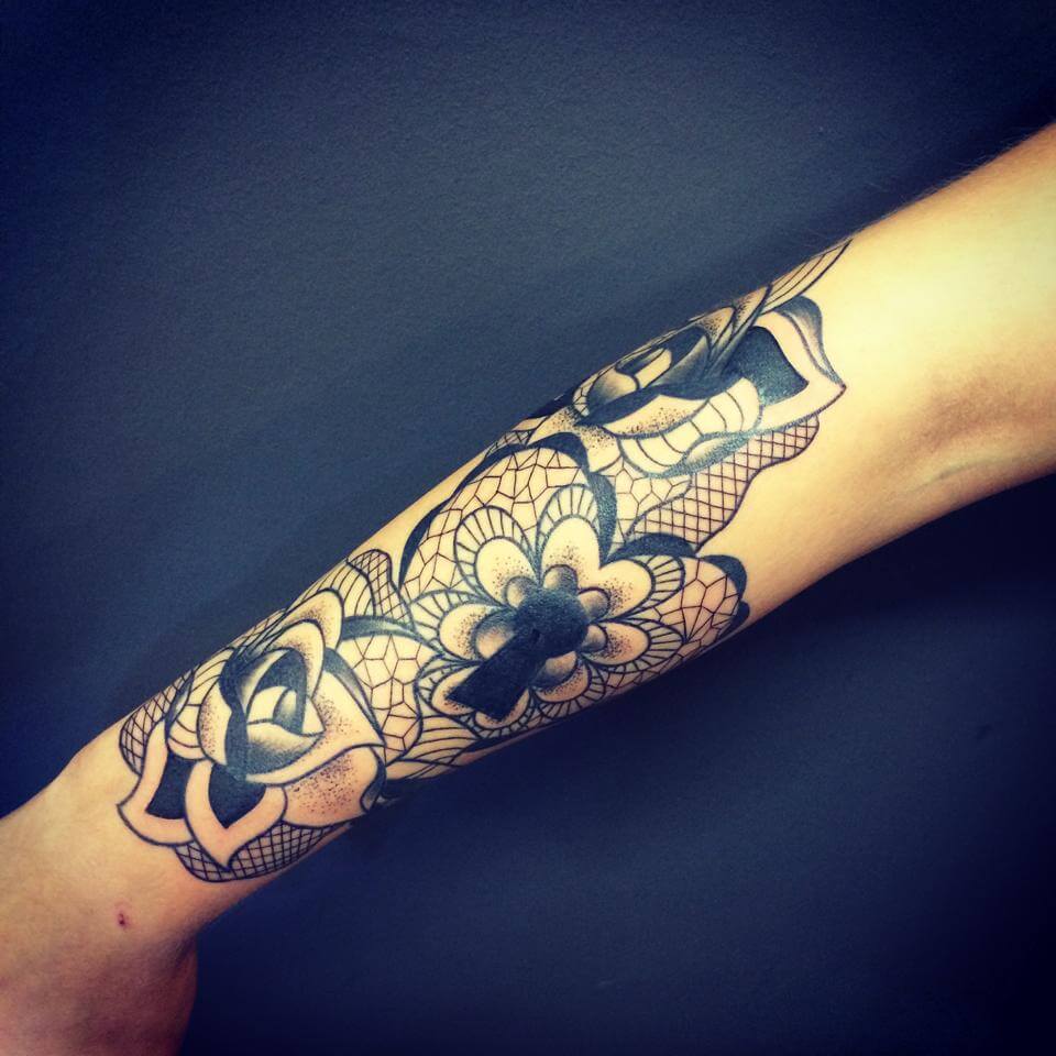 Tatuaje de rosas y corazón