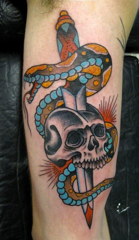 Tatuaje de serpiente azul y amarilla