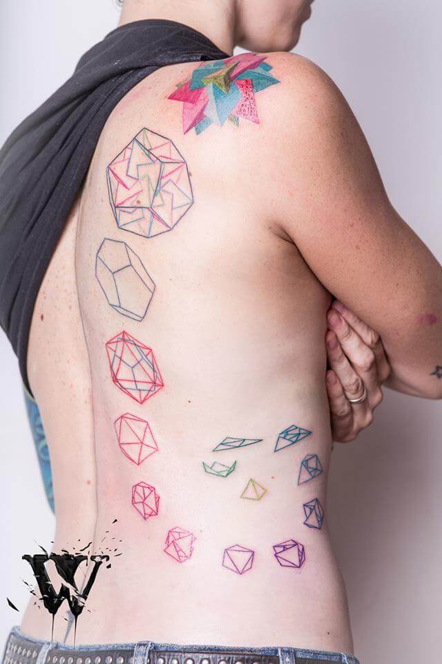 Tatuaje espiral poligonal