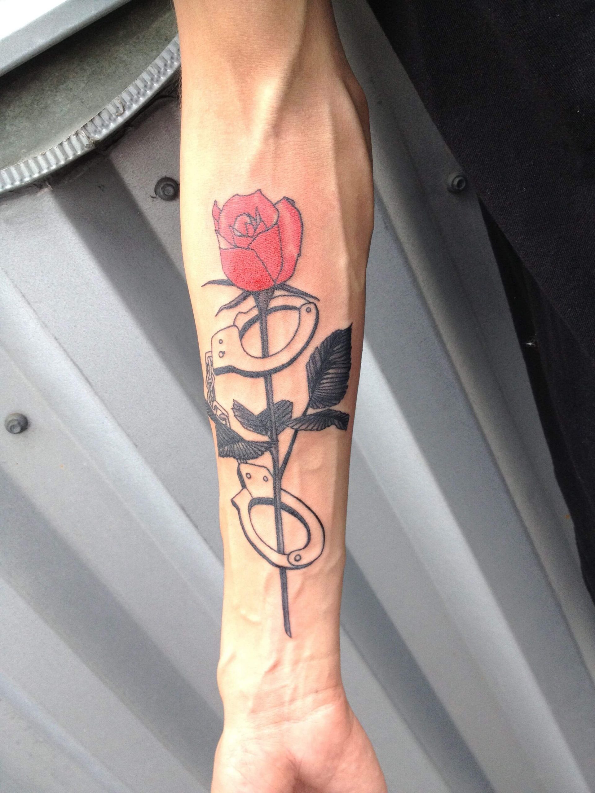 Tatuaje esposas en el brazo