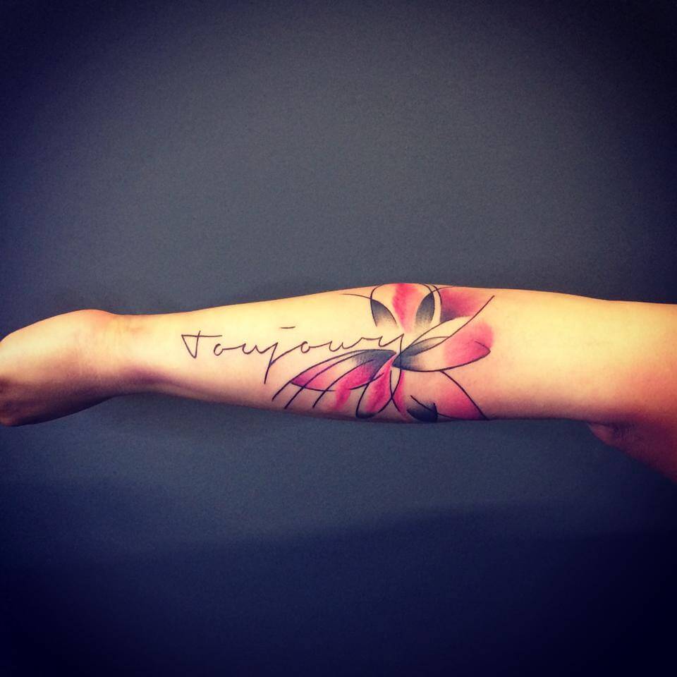Tatuaje flor rosa y negra