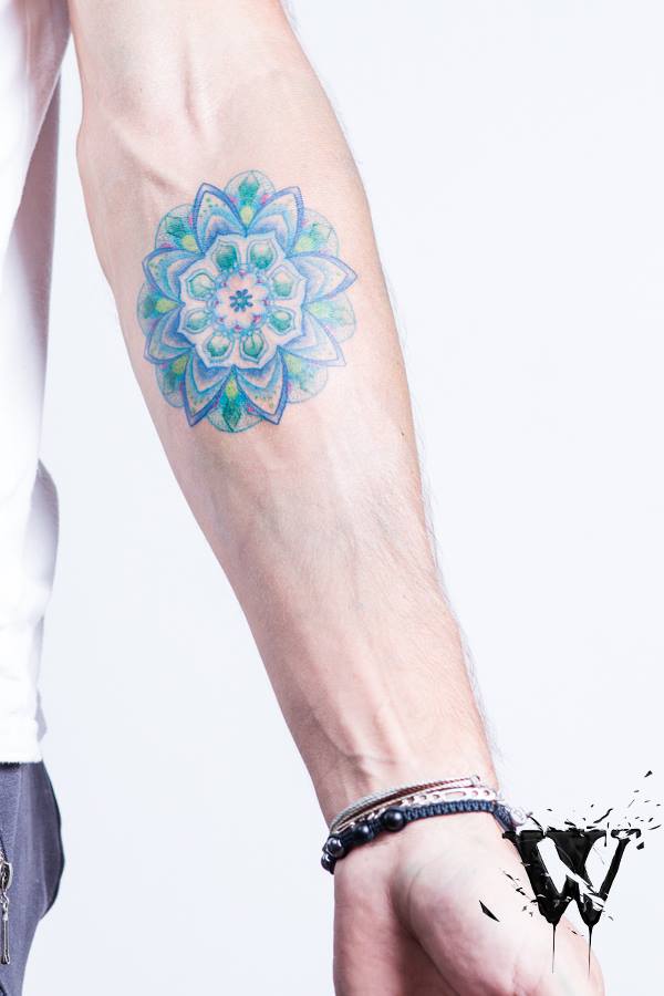 Tatuaje flor verde y azul