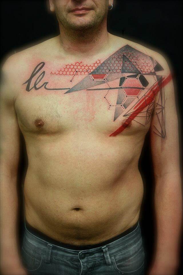 Tatuaje geométrico en el pecho