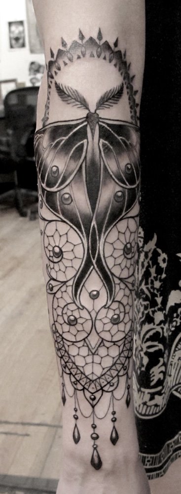 Tatuaje mariposa negra en el antebrazo