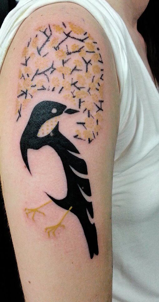 Tatuaje pájaro blanco y negro