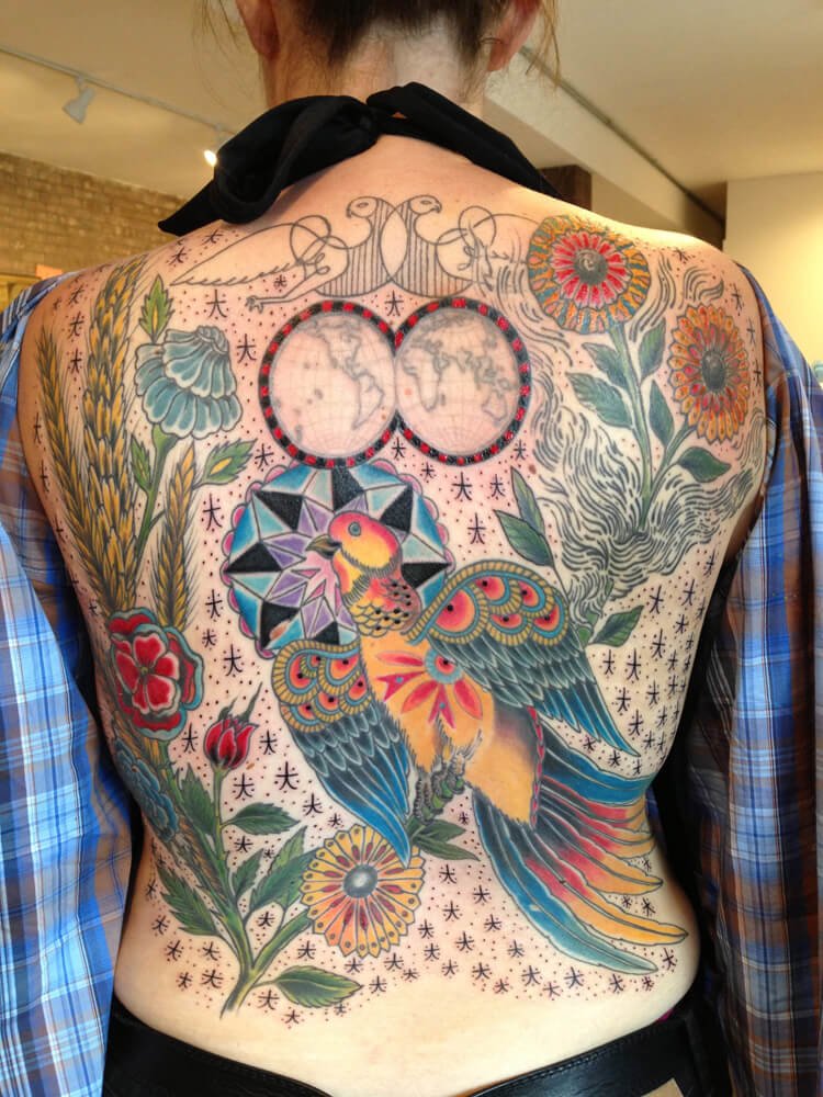 Tatuaje pájaro multicolor en la espalda