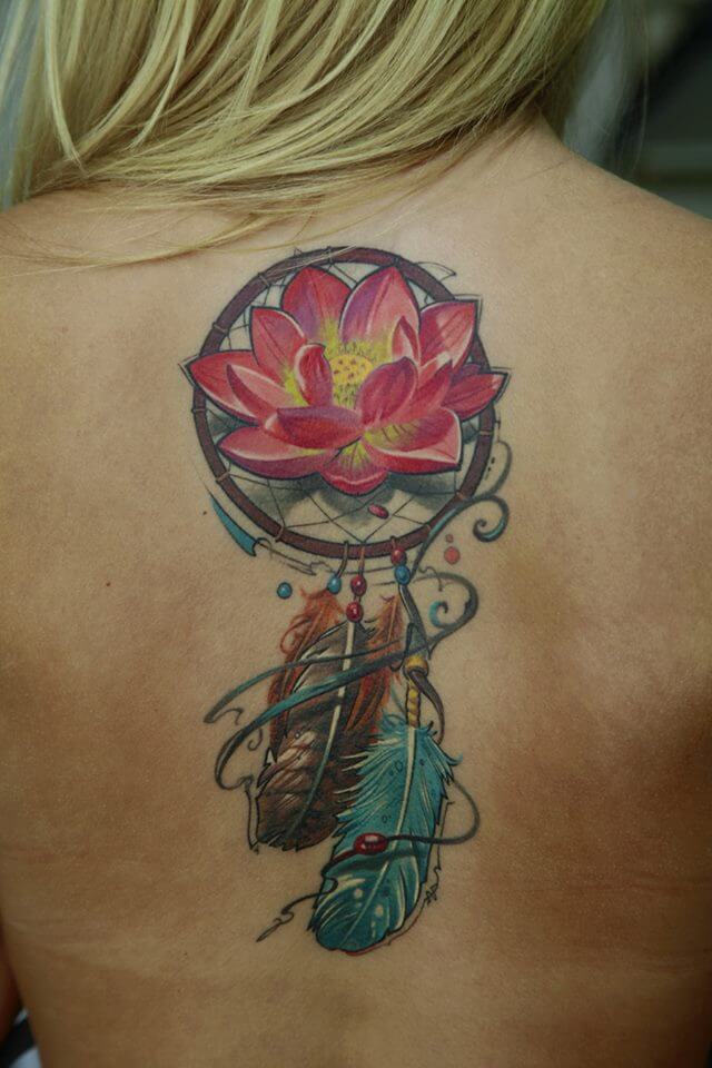 Tatuaje atrapasueños en la espalda