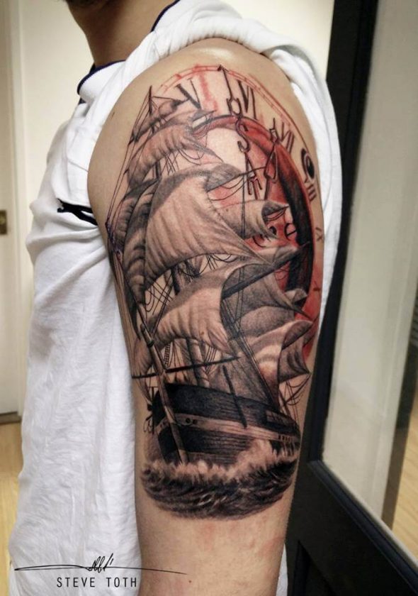Tatuaje barco velero en el brazo
