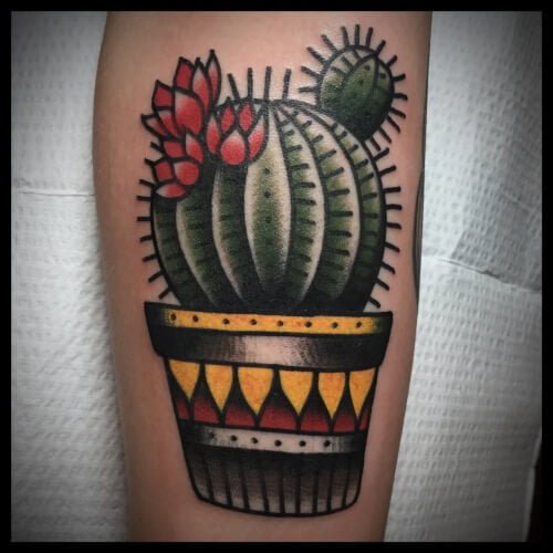 Tatuaje cactus con flores rojas