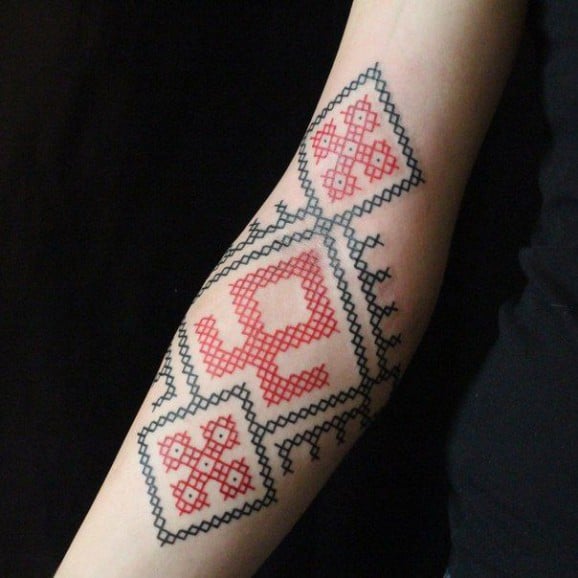 Tatuaje punto de cruz geométrico