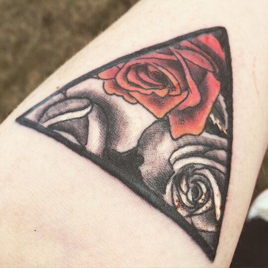 Tatuaje triángulo floral