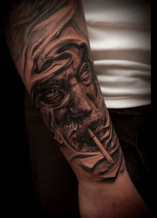Tatuaje anciano fumando