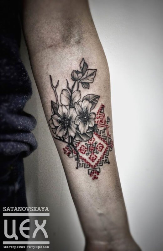 Tatuaje punto de cruz con flores