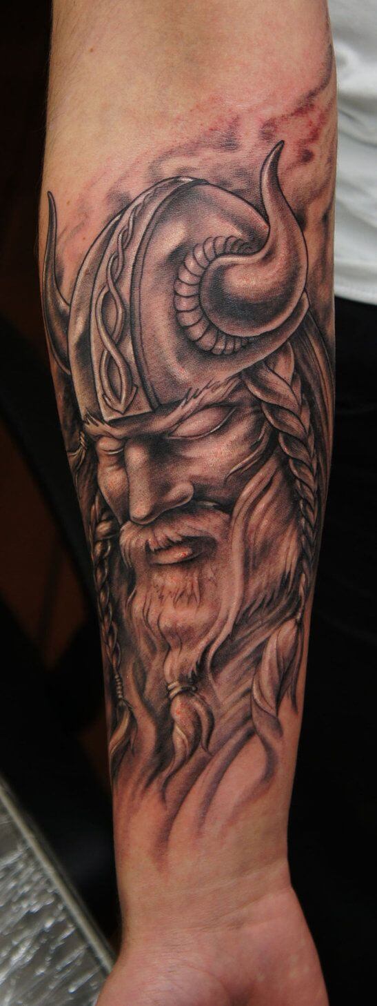 retrato de vikingo tatuaje