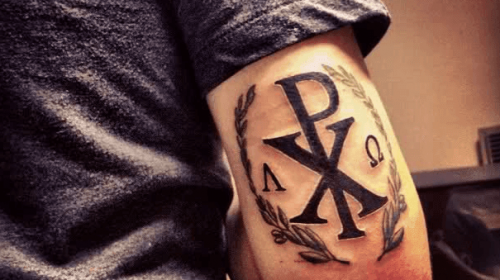 tatuaje cruz papal